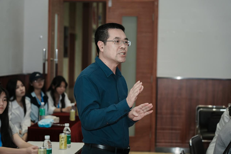 安順院校師生代表團走訪企業交流現場。