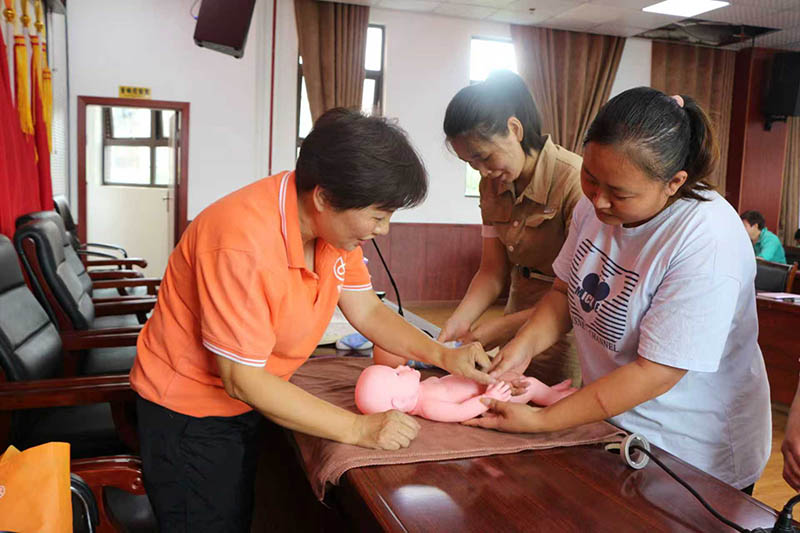 2023年8月9日,播州區婦聯在播南街道紫薇社區組織開展婦女家政技能科學素質提升培訓,劉安敏攝