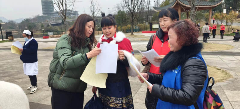 2024年3月7日在播雅濕地公園開展“中幗維權·暖心行動”三八維權月活動(區婦聯熊曉蓮向婦女群眾發放法制宣傳資料。蔣興敏攝