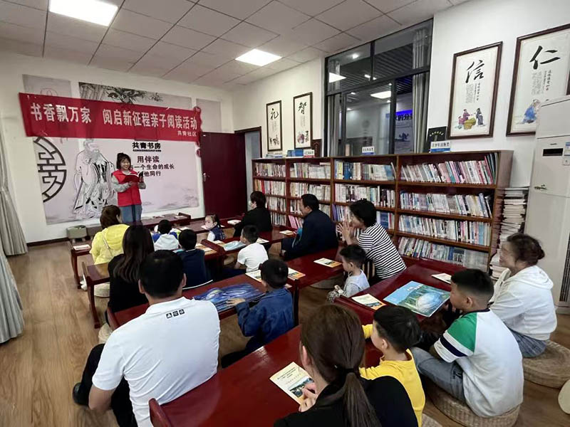 2025年7月1日 共青社區居委會開展小桔燈伴讀“書香飄萬家 閱啟新征程”親子閱讀活動。黃貴群攝