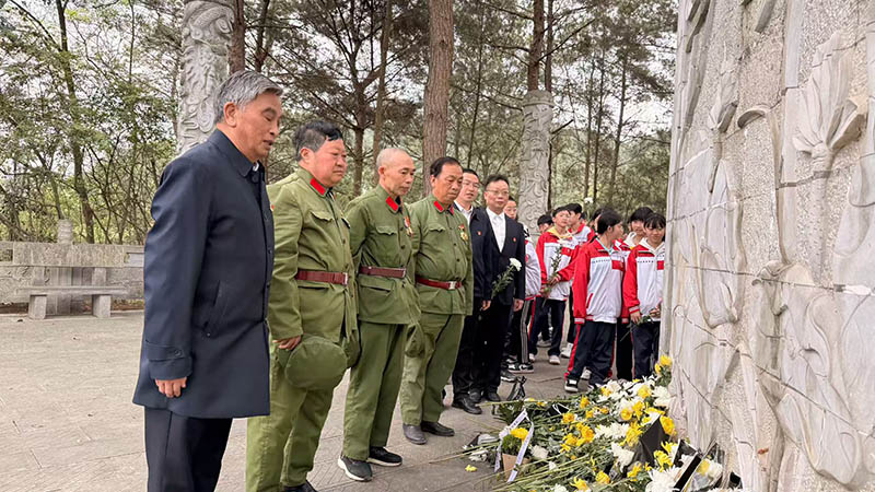 惠水縣社會各界代表開展清明祭掃活動。