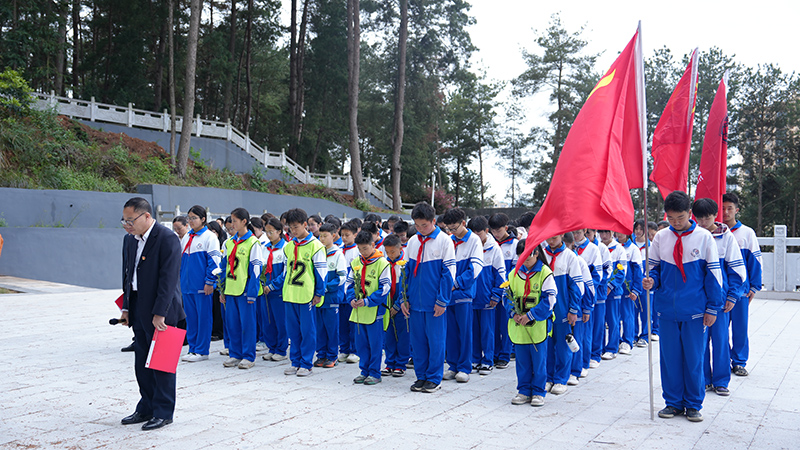 惠水縣社會各界代表開展清明祭掃活動。