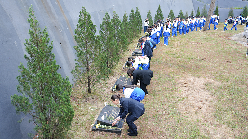 惠水縣社會各界代表開展清明祭掃活動。