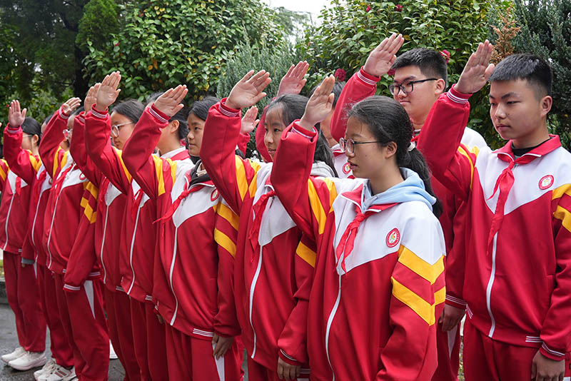 少先隊員向英烈敬禮。