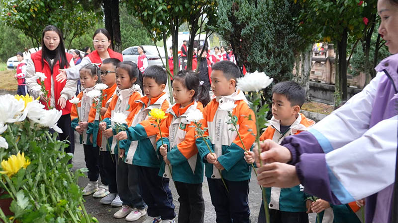 學生向英烈敬獻鮮花寄托哀思。