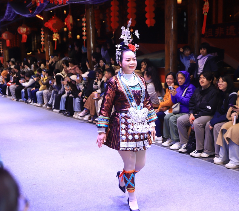 “微笑阿蕾”團隊登上“村T”舞臺。