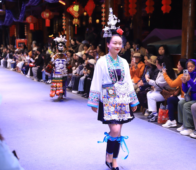 “微笑阿蕾”團隊登上“村T”舞臺。