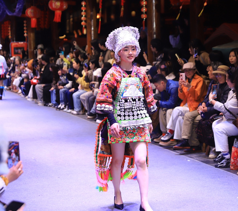 “微笑阿蕾”團隊登上“村T”舞臺。