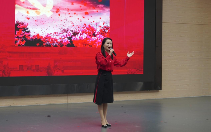 青年歌手王韋韋演唱紅色經典歌曲。