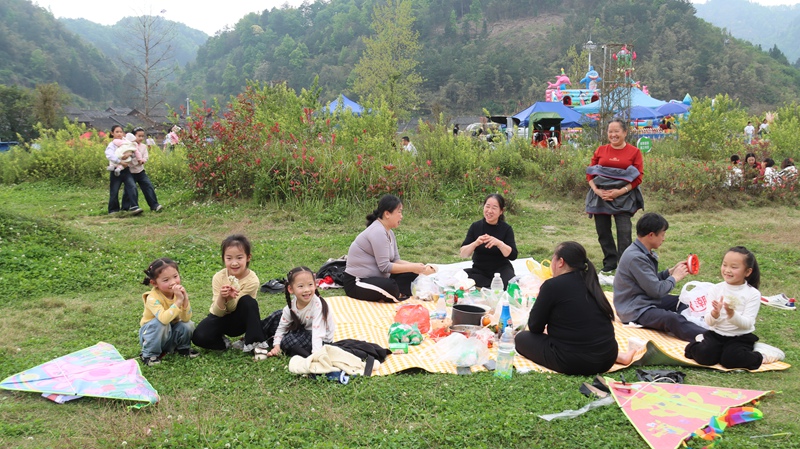 親子歡樂踏青。