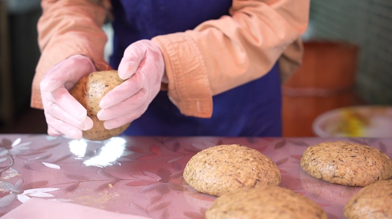 面蒿揉搓成型。