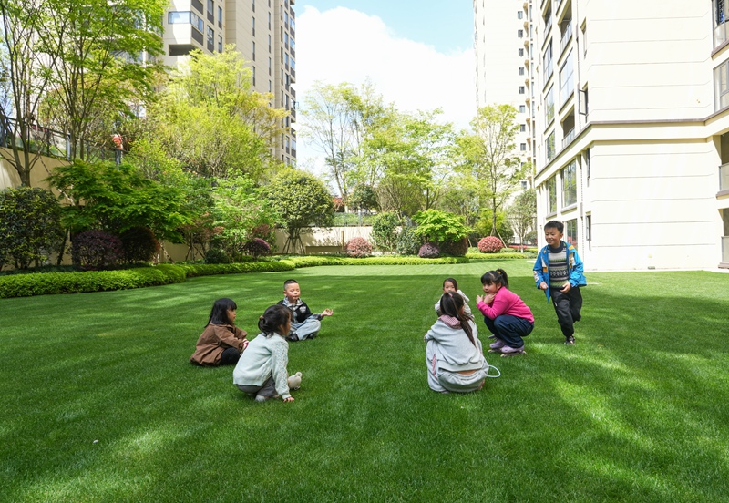 2026年4月3日，貴州省畢節市納雍縣利園街道和瑞社區江山府小區公園里，小朋友們在丟手絹游戲。 楊英 攝