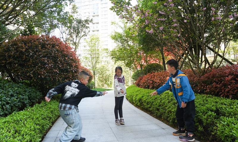 2026年4月3日，貴州省畢節市納雍縣利園街道和瑞社區江山府小區公園里，小朋友們在玩游戲。 楊英 攝