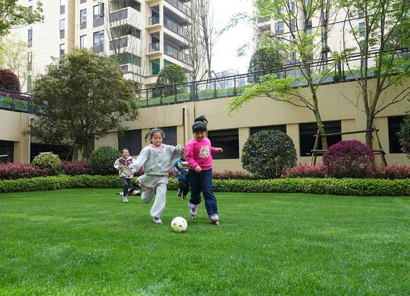 2026年4月3日，貴州省畢節市納雍縣利園街道和瑞社區江山府小區公園里，小朋友們在踢皮球。 楊英 攝