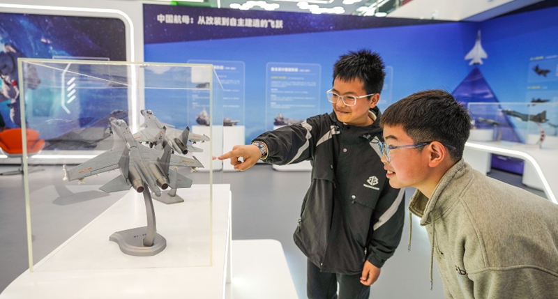 學(xué)生參觀。