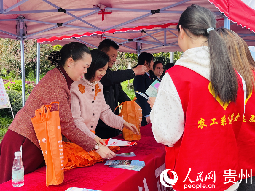 黔南州稅法宣傳廣覆蓋。人民網(wǎng)記者 陳潔泉攝