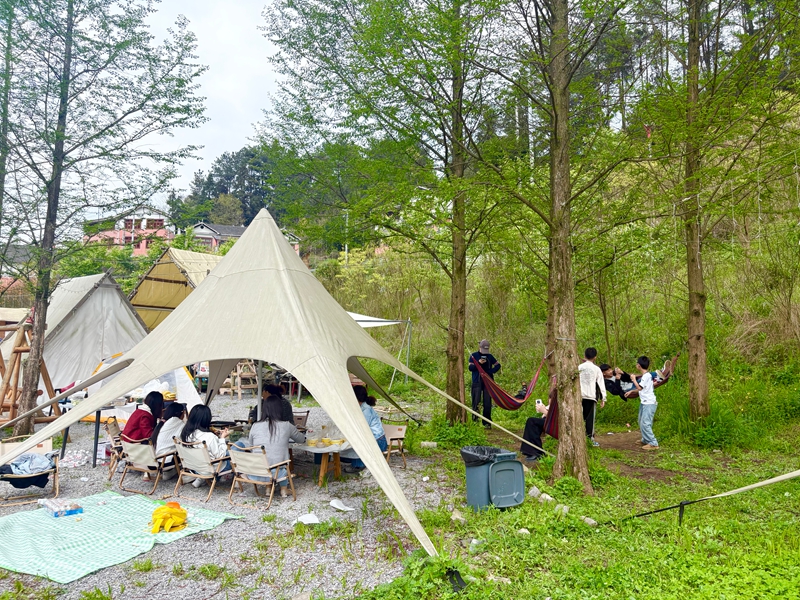 2、游客們圍坐閑談、燒烤娛樂，沉浸式感受田園慢生活的愜意 。.jpg