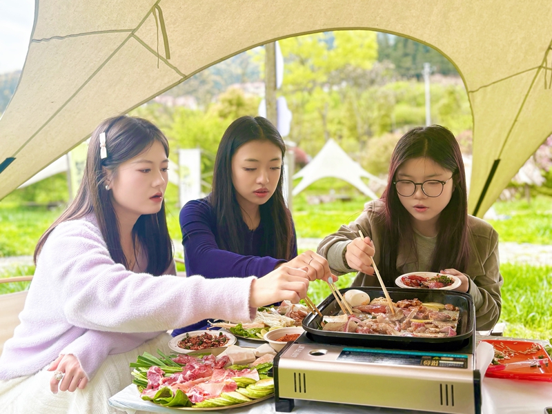 5、游客們圍坐閑談、燒烤娛樂，沉浸式感受田園慢生活的愜意。.jpg