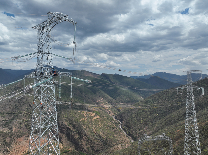 帶電跨越500千伏金楚乙線架線施工。陳炎攝