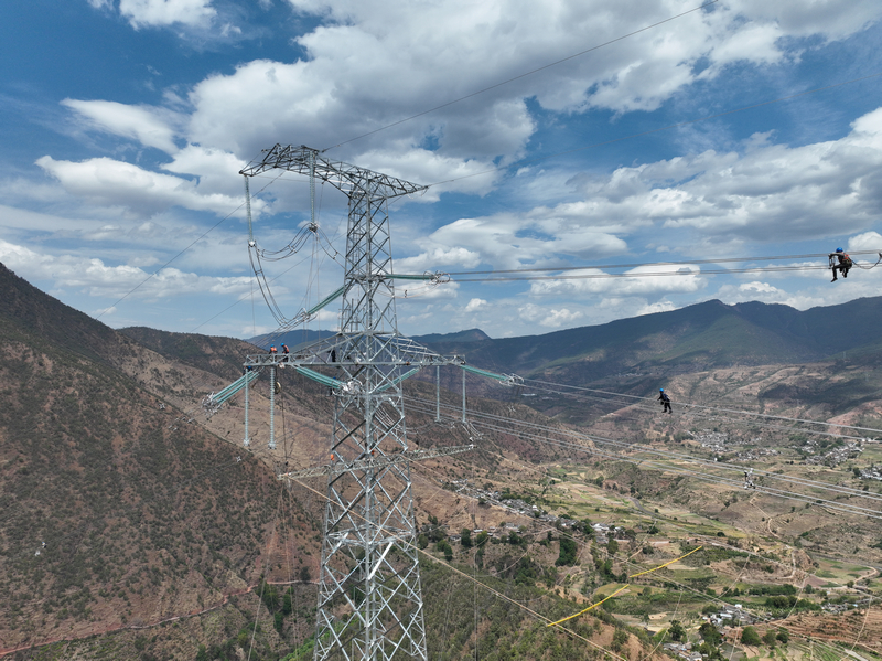 帶電跨越500千伏金楚乙線架線施工。陳炎攝