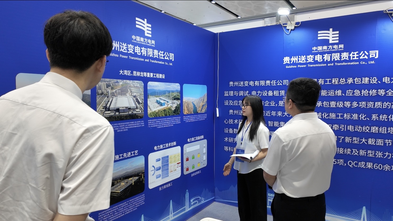 工作人員向參觀者介紹相關情況。