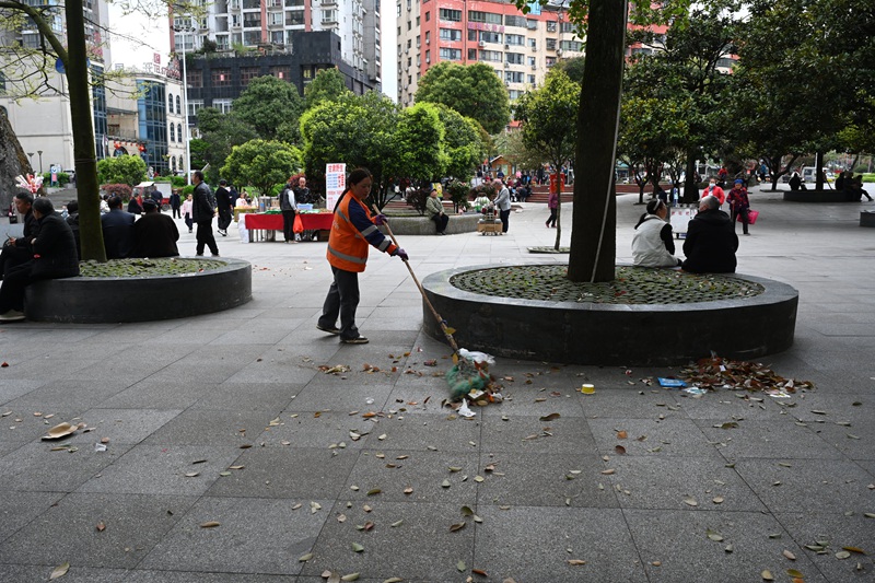 圖為：打掃環(huán)境衛(wèi)生