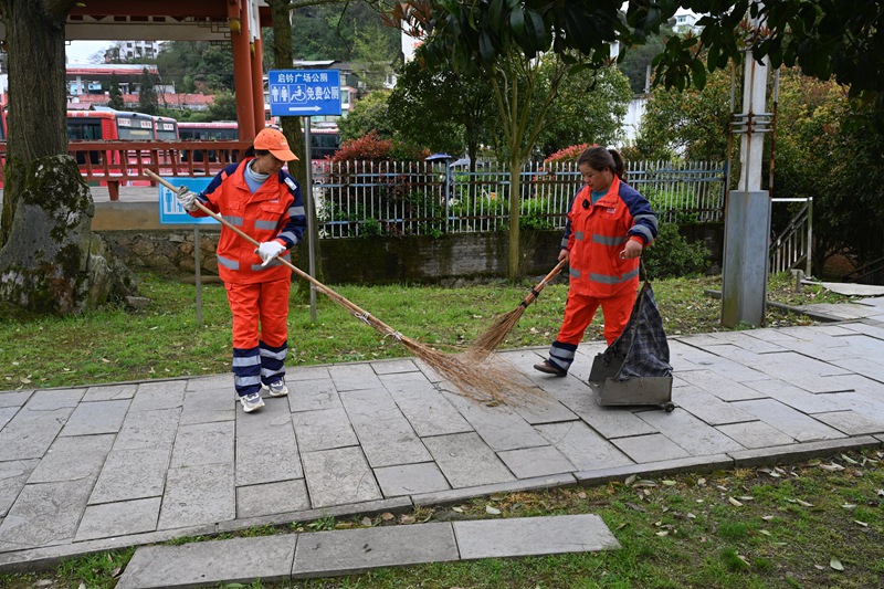 圖為：打掃衛(wèi)生