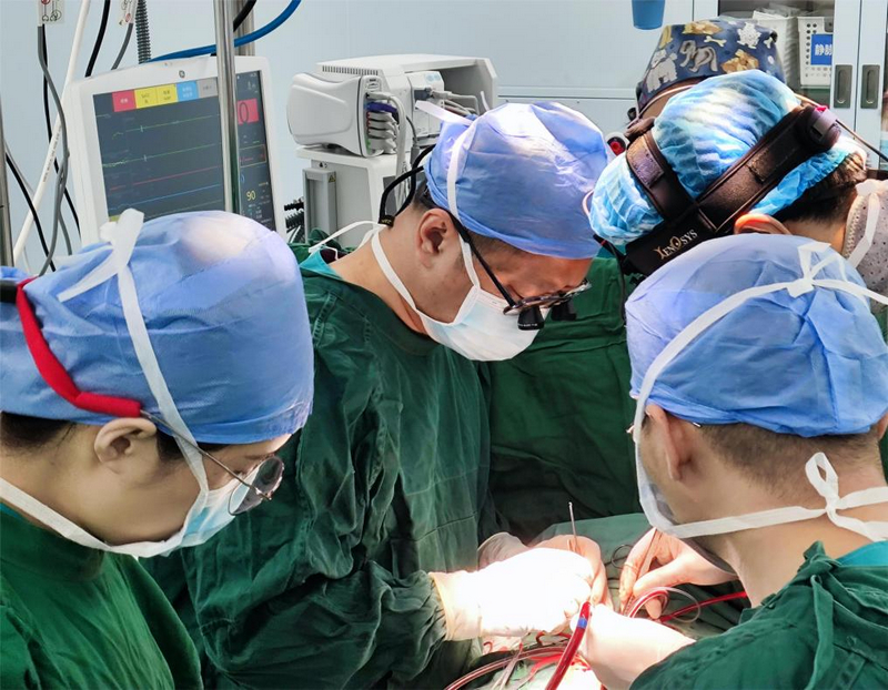 兒童心臟中心開科當天,上海兒童醫學中心張浩院長帶領貴州醫院團隊為患兒實施手術
