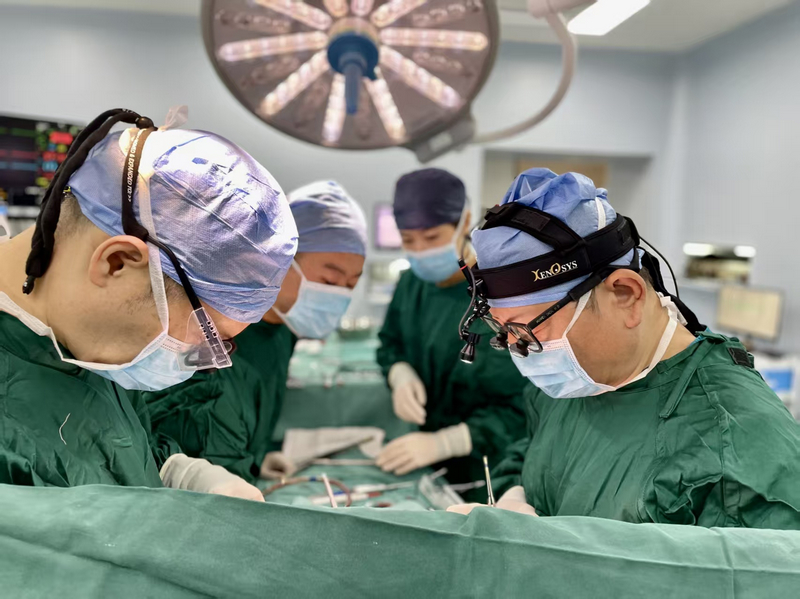 上海兒童醫學中心陳會文主任帶領貴州醫院團隊為出生僅28天的患兒實施了大動脈調轉手術,讓患兒重獲“心”生。