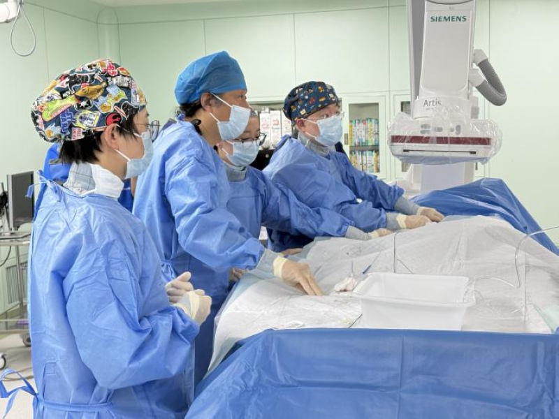 上海兒童醫學中心高偉主任帶領貴州醫院團隊為1.6kg早產兒成功實施動脈導管未閉封堵術,為西南最低體重。