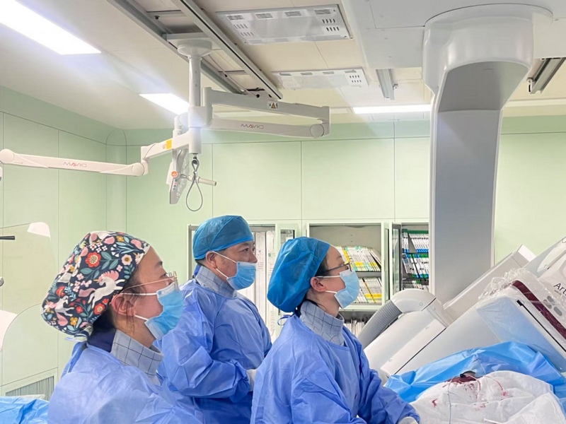 上海兒童醫學中心李奮主任帶領貴州醫院團隊成功為10歲患兒植入無導線起搏器。