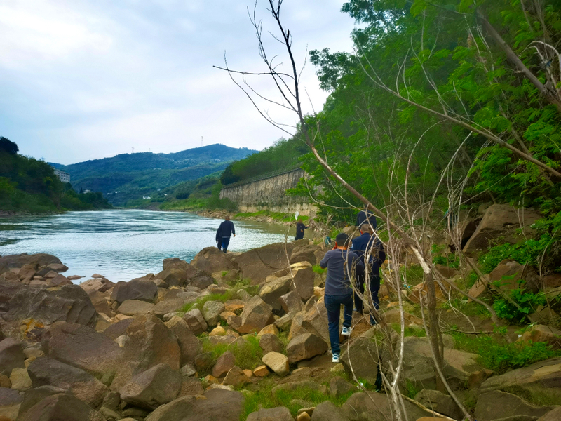 工作人員開展現場執法。稅會靜攝