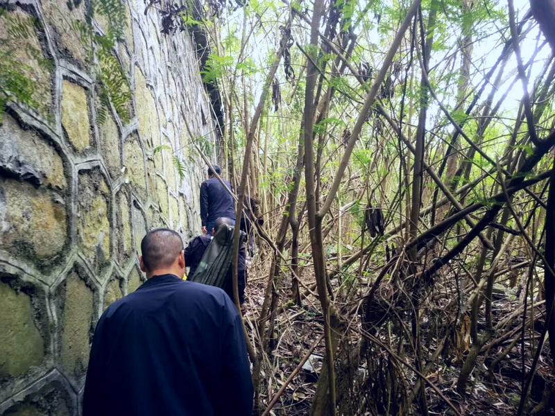 工作人員沿著赤水河進行巡查。稅會靜攝