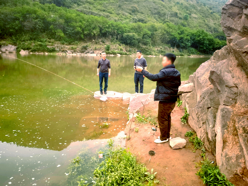 現場對違規垂釣行為進行制止。稅會靜攝