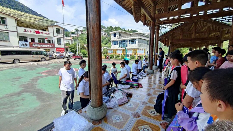 2024年7月12日,習(xí)酒公司結(jié)對(duì)共建黨支部慰問先鋒村留守兒童并發(fā)放慰問品。習(xí)水縣融媒體中心供圖