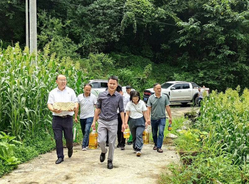 岑如興攜物資慰問困難群體。習(xí)水縣融媒體中心供圖