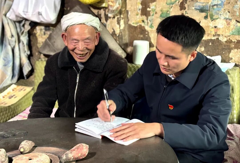 岑如興細(xì)心詢問周明貴家的生產(chǎn)、生活情況。習(xí)水縣融媒體中心供圖