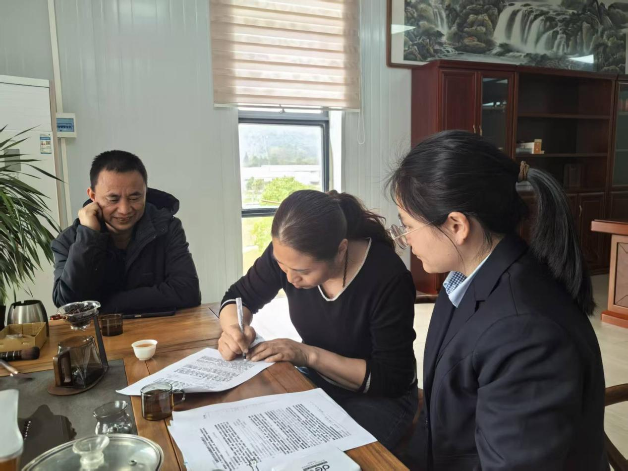 郵儲銀行客戶經理在園區調研并指導客戶填寫信貸資料。