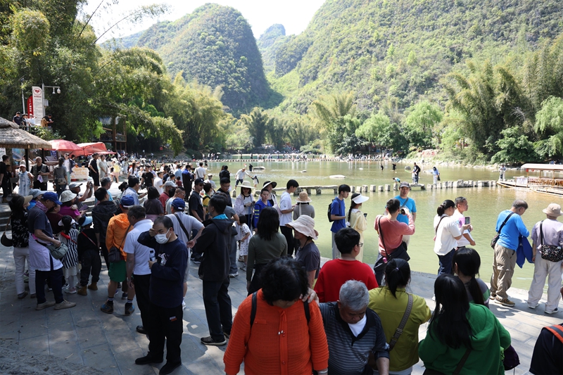 游人如織的大小井.jpg