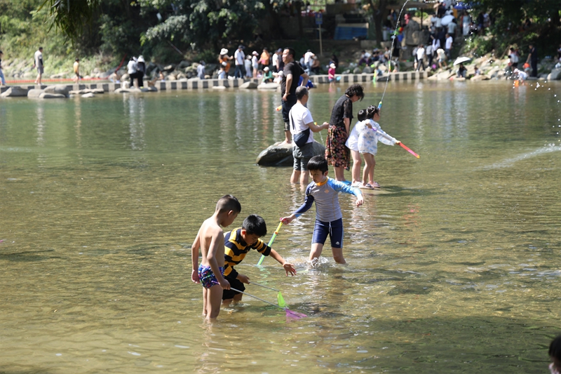 游客在大小井景區玩水.jpg