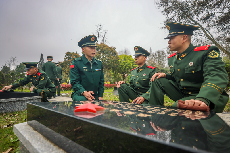 該支隊某中隊長向官兵講述先烈的光榮事跡。