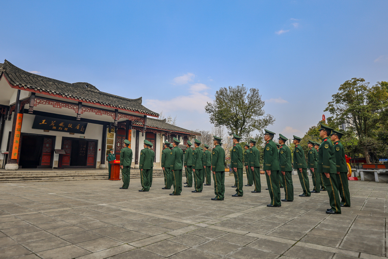 該支隊(duì)官兵在王若飛故居前開展隨機(jī)教育。