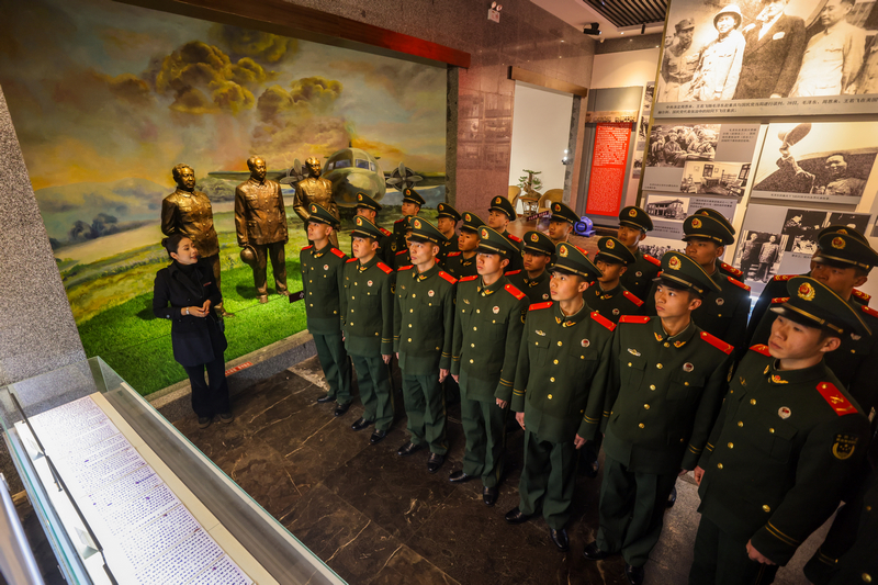 該支隊官兵聆聽講解員解讀革命史料。