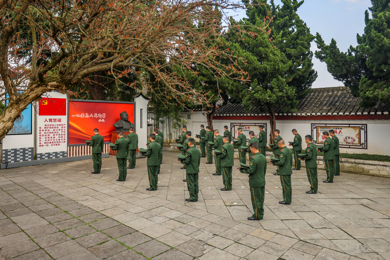 該支隊官兵在王若飛烈士雕像前默哀致敬。