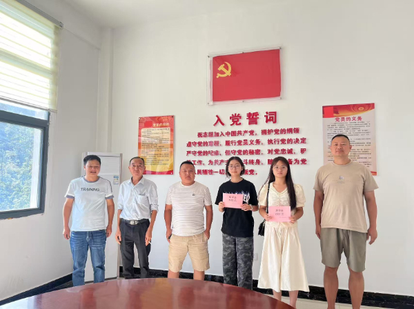 李志宏為村里剛考上大學的學生發放助學金。受訪者供圖