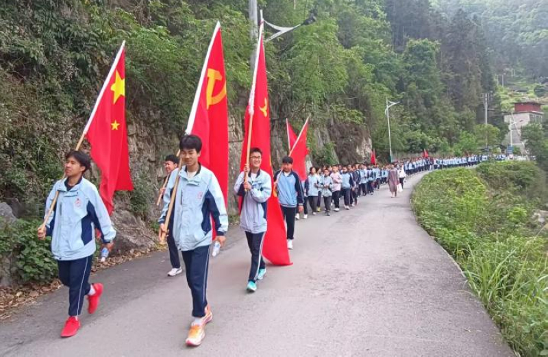 貴州共青團、少先隊組織開展“追尋·2026·清明祭英烈”主題活動。