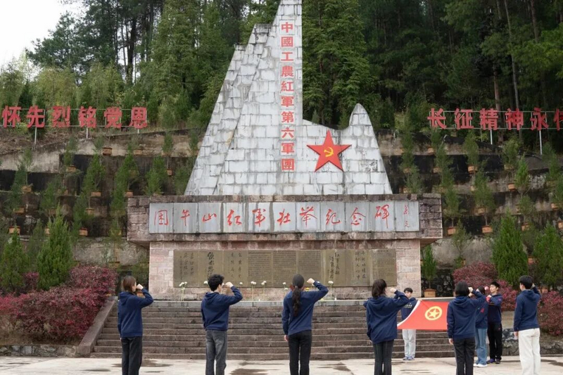貴州共青團、少先隊組織開展“追尋·2026·清明祭英烈”主題活動。