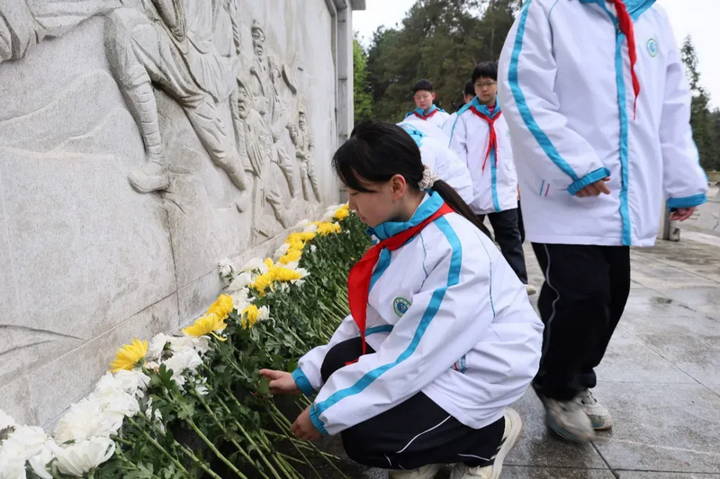 貴州共青團(tuán)、少先隊(duì)組織開展“追尋·2026·清明祭英烈”主題活動(dòng)。