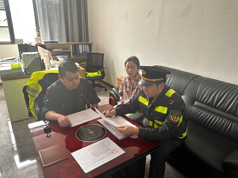 1 圖為清明節前對大隊管轄經營單位開展安全生產監督檢查 。