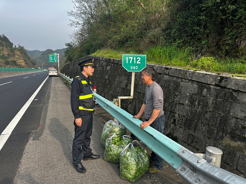 2 圖為清明期間在關鍵路段值守成功勸阻欲違法進入高速公路行人。